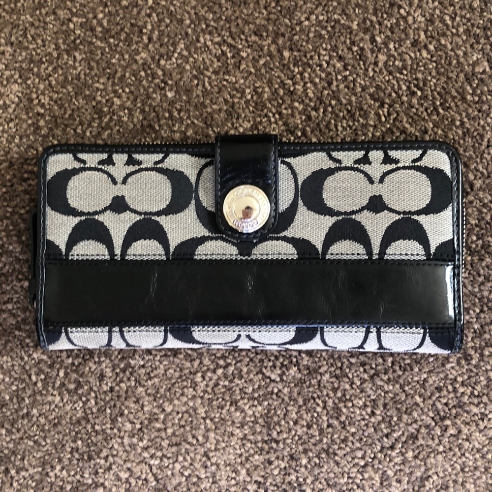 💞Authentic Coach Signature Zip Around Wallet